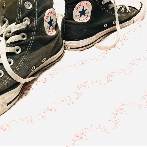 Sz 7 Women's Hi-Top Converse Shoes - Picture 3 of 6